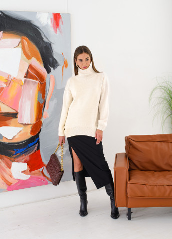 Молочный свитер оверсайз с высоким воротником-стойка. SVTR