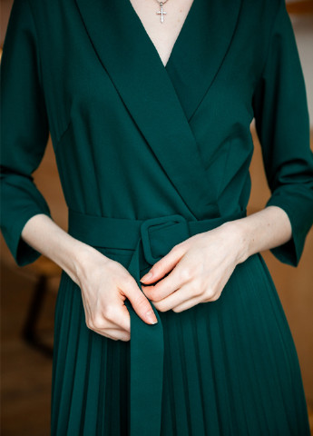 Темно-зеленое кэжуал платье плиссированное, клеш, на запах MaCo exclusive однотонное