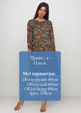 Оливкова (хакі) кежуал сукня кльош Kristina Mamedova з квітковим принтом
