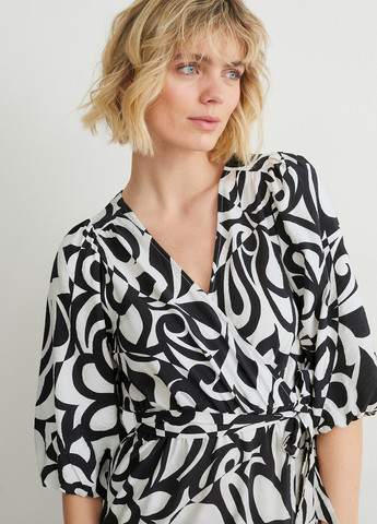 Чорно-білий кежуал сукня кльош, на запах C&A з квітковим принтом