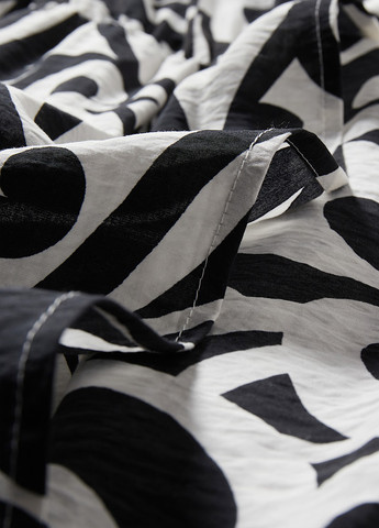 Чорно-білий кежуал сукня кльош, на запах C&A з квітковим принтом