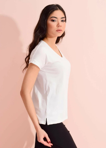 Молочная летняя футболка женская молочного цвета Nobrend