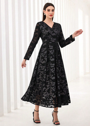 Черное вечернее платье а-силуэт SHEIN с абстрактным узором