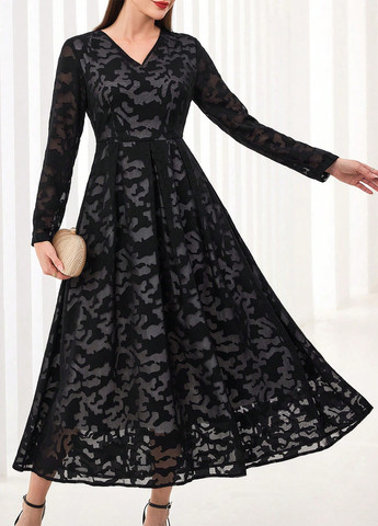 Черное вечернее платье а-силуэт SHEIN с абстрактным узором