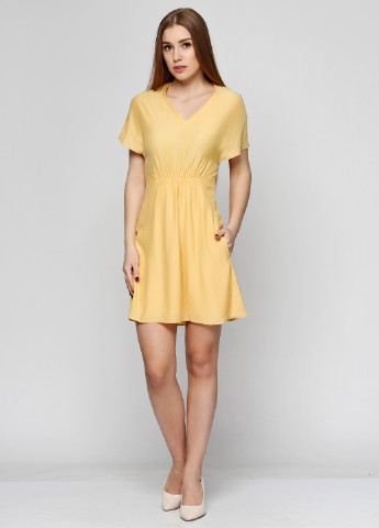 Желтое кэжуал платье Silvian Heach однотонное