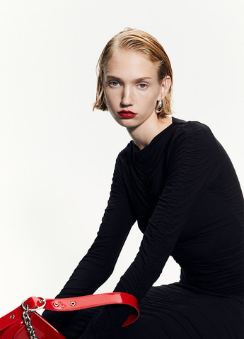 Черное кэжуал платье H&M однотонное