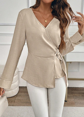 Світло-бежева блуза на запах, з баскою SHEIN