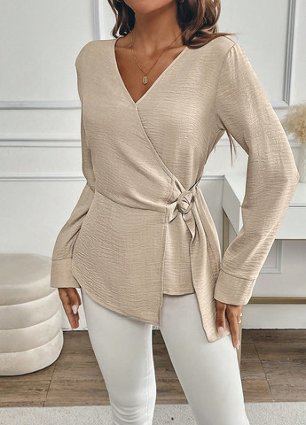 Світло-бежева блуза на запах, з баскою SHEIN