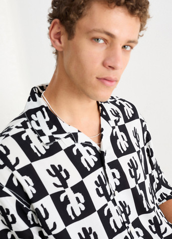 Черно-белая кэжуал рубашка с рисунком C&A