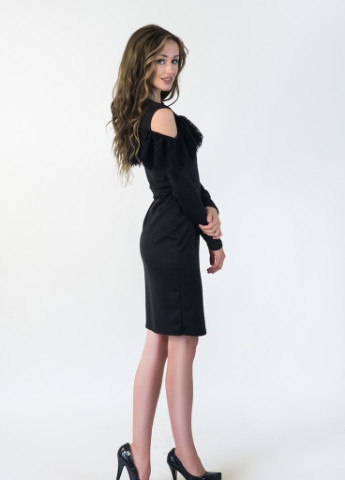 Черное кэжуал нарядное платье-футляр с воротником стойка и баской из гипюра elita черный Podium однотонное
