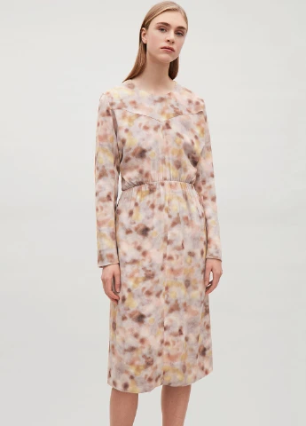 Бежевое кэжуал платье Cos с абстрактным узором