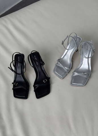 Черные босоножки Le'BERDES с ремешком