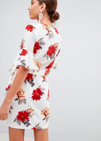 Білий кежуал сукня PrettyLittleThing з квітковим принтом