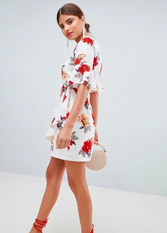 Білий кежуал сукня PrettyLittleThing з квітковим принтом