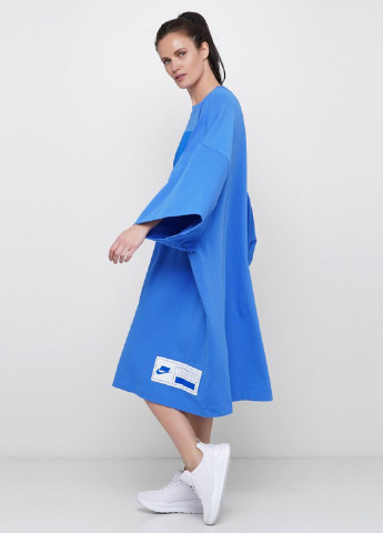 Синее спортивное платье оверсайз Nike с абстрактным узором