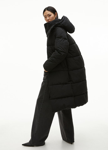 Черная зимняя куртка H&M