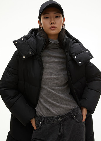 Черная зимняя куртка H&M