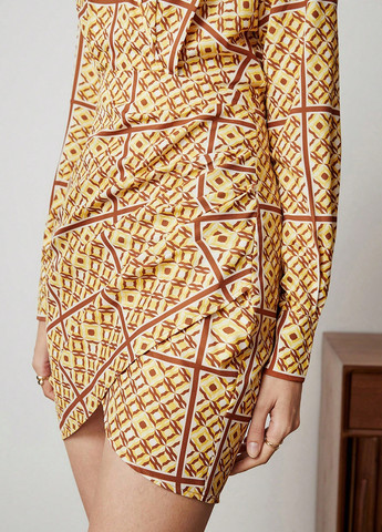 Горчичное кэжуал платье на запах, рубашка SHEIN с абстрактным узором