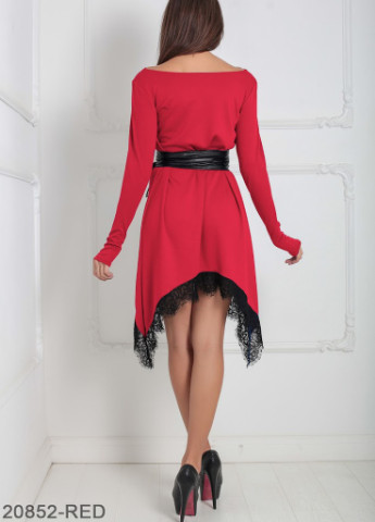 Красное кэжуал эффектное свободное платье с удлиненными уголками и гипюром на юбке stima красный Podium однотонное