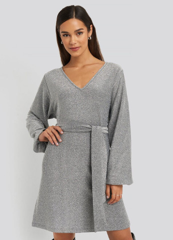 Срібна кежуал сукня NA-KD однотонна