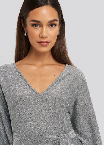 Срібна кежуал сукня NA-KD однотонна