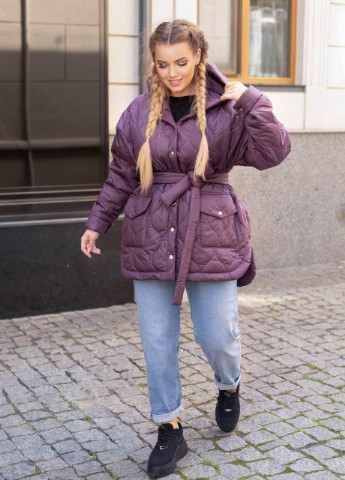 Темно-фиолетовая женская теплая куртка с капюшоном и поясом фиолетового цвета р.62/64 376788 New Trend