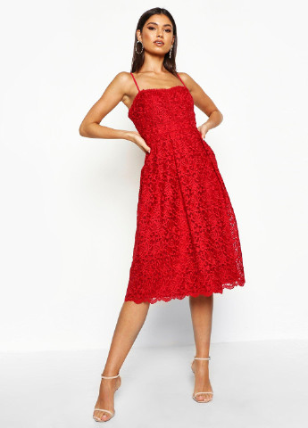 Красное коктейльное платье клеш Boohoo однотонное