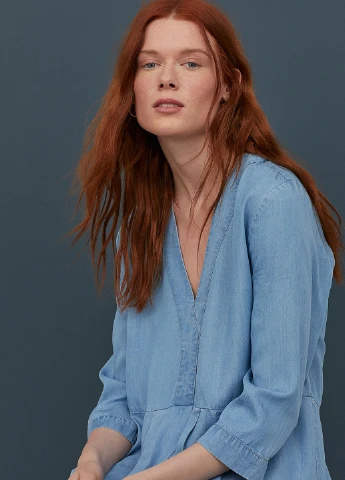 Блакитна джинсова сукня кльош H&M однотонна