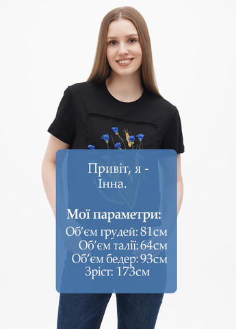Черная всесезон футболка Nora Kvittin