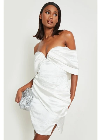 Белое праздничный, коктейльное платье с открытыми плечами Boohoo однотонное