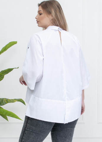 Белая демисезонная блузка необычного кроя, с яркой вышивкой спереди: "иероглифы ананас" INNOE Блуза