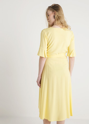 Желтое кэжуал платье на запах BGN однотонное