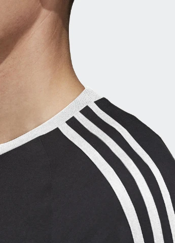 Чорна футболка з коротким рукавом adidas