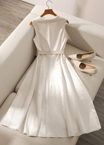 Молочна кежуал сукня на запах SHEIN однотонна