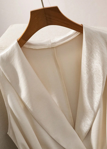 Молочна кежуал сукня на запах SHEIN однотонна