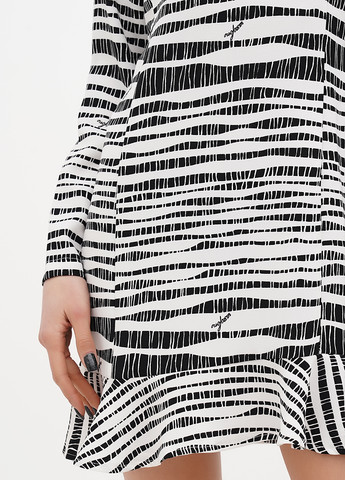 Черно-белое кэжуал платье колокол Sassofono с абстрактным узором