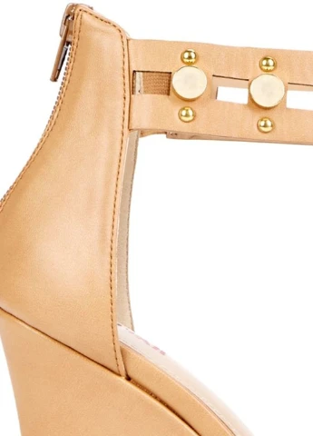 Бежевые босоножки JustFab с ремешком с металлическими вставками