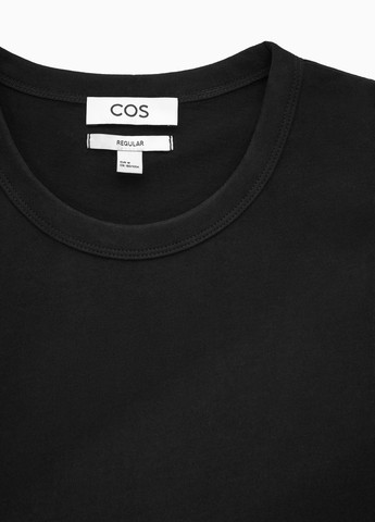 Черная футболка Cos