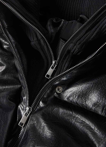 Чорна демісезонна куртка C&A