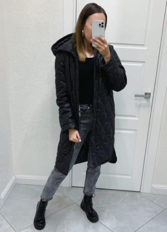 Чорне Женское стеганое пальто черного цвета р.50/52 379283 New Trend