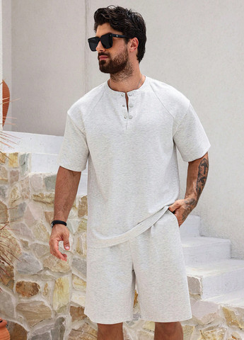 Светло-серый летний костюм (футболка, шорты) с шортами SHEIN