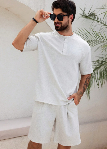 Светло-серый летний костюм (футболка, шорты) с шортами SHEIN