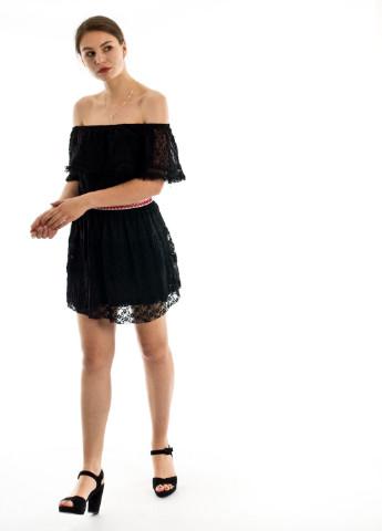 Черное кэжуал платье с открытыми плечами Bebe Plus однотонное
