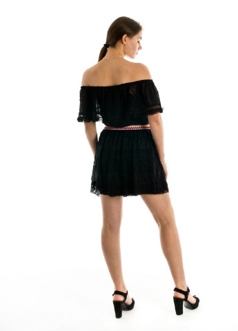 Черное кэжуал платье с открытыми плечами Bebe Plus однотонное