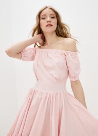 Розовое кэжуал летнее асимметричное платье со спущенными рукавами и воланами на юбке neida Podium однотонное