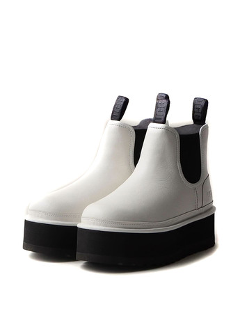 Белые ботинки UGG
