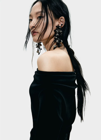 Чорна вечірня сукня з відкритими плечима H&M однотонна