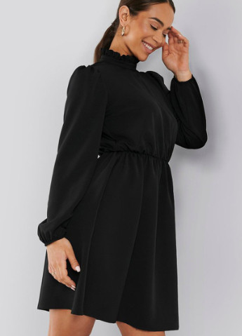 Чорна кежуал сукня NA-KD однотонна