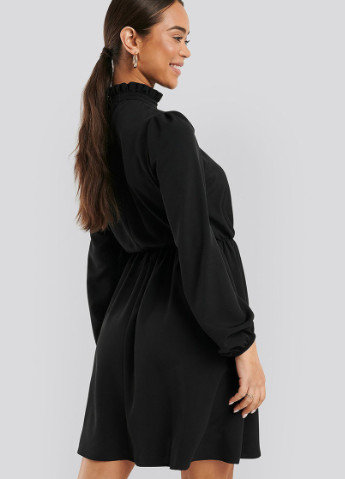 Чорна кежуал сукня NA-KD однотонна