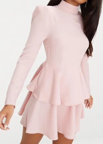 Светло-розовое коктейльное платье клеш PrettyLittleThing однотонное